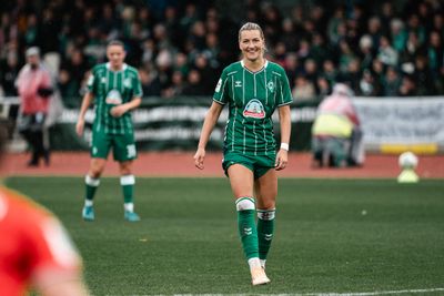 Medina Dešić lächelt. Sie steht auf dem Platz beim letzten Heimspiel gegen Union Berlin.