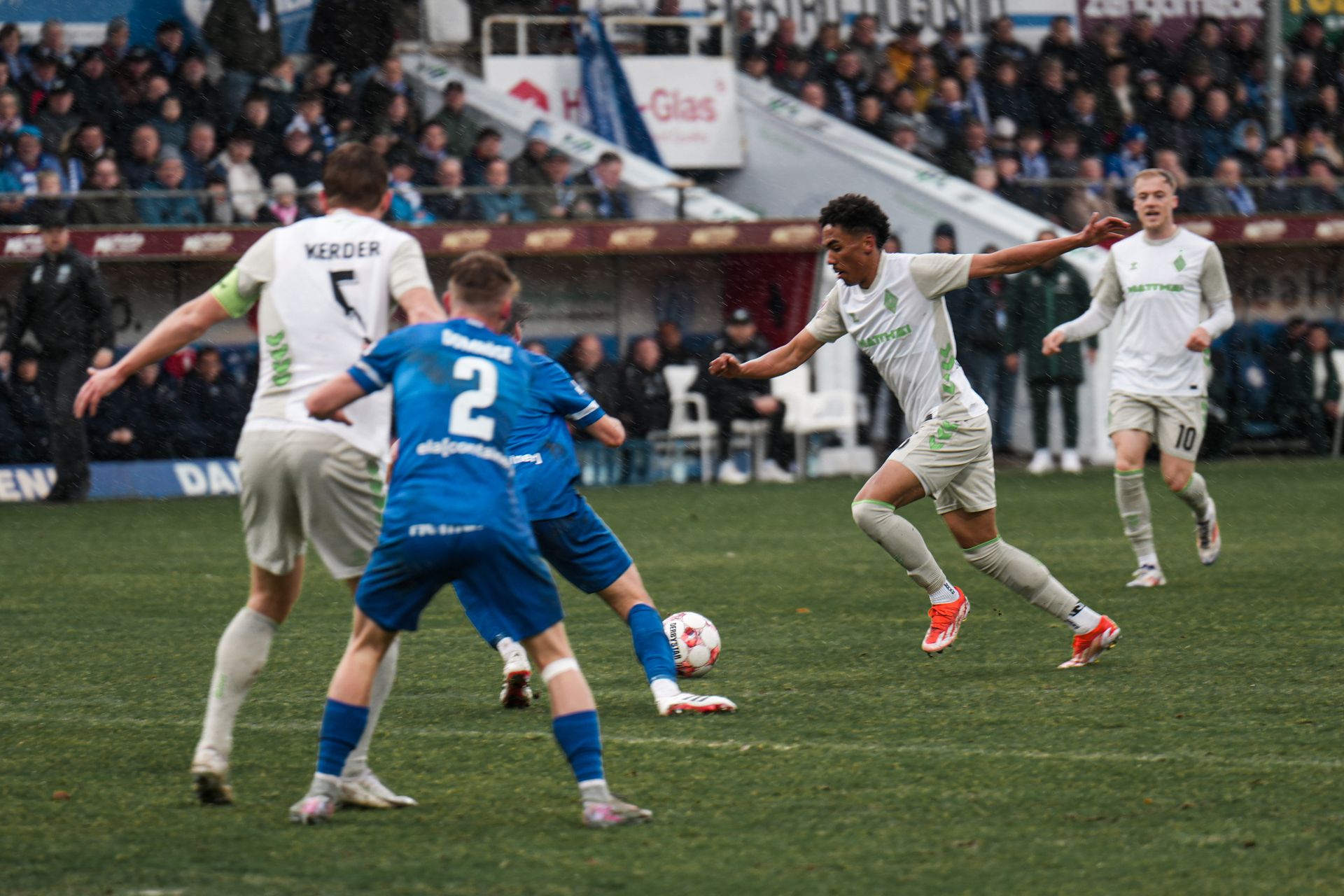 Paul Erevbenagie holt aus, um den Ball zu schießen.
