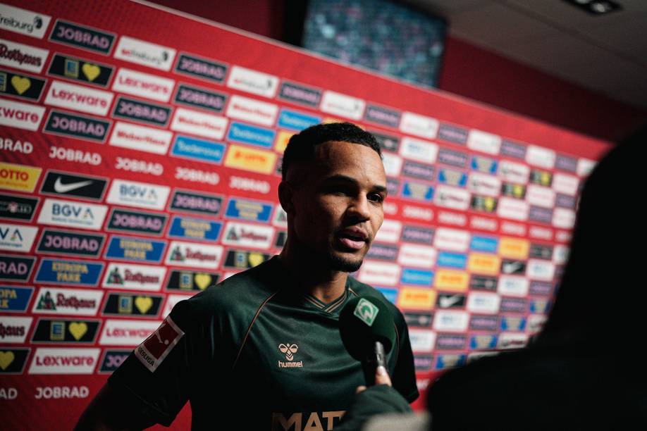 Felix Agu am WERDER.TV-Mikrofon.