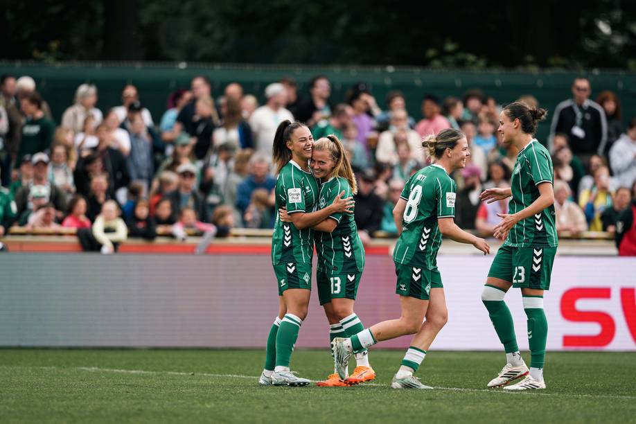 Maja Sternad jubelt mit Ricarda Walkling nach einem Tor.