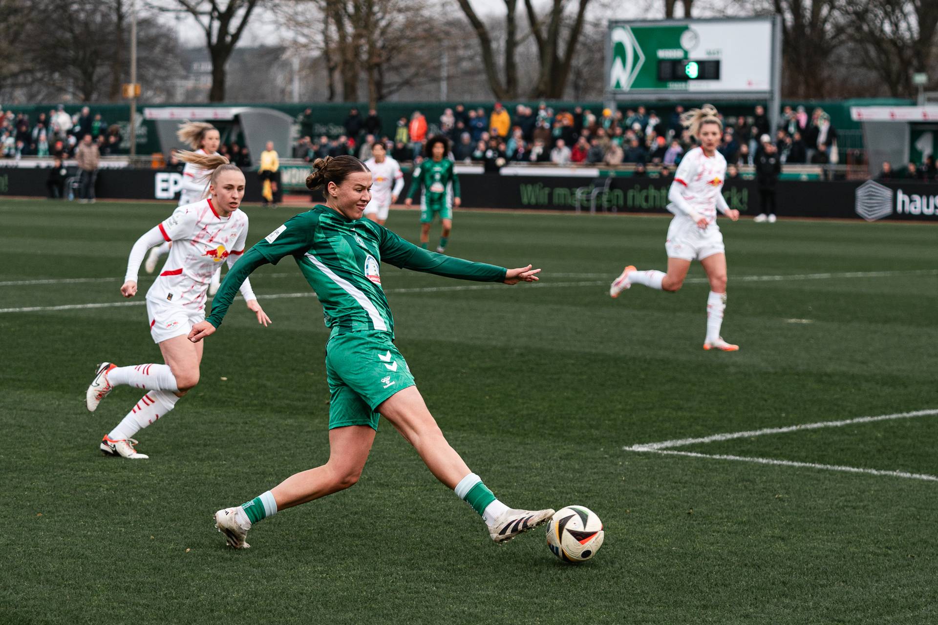 Larissa Mühlhaus dribbelt beim Spiel der WERDERFRAUEN gegen RB Leipzeig im Sechzehner.
