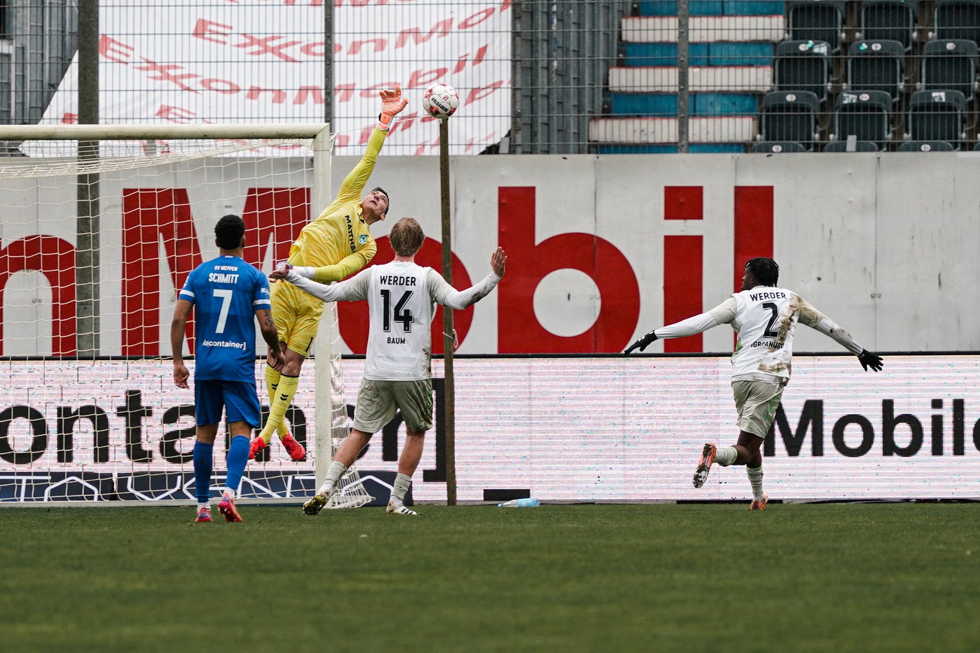 Stefan Smarkalev spring zu einem Ball hinauf.