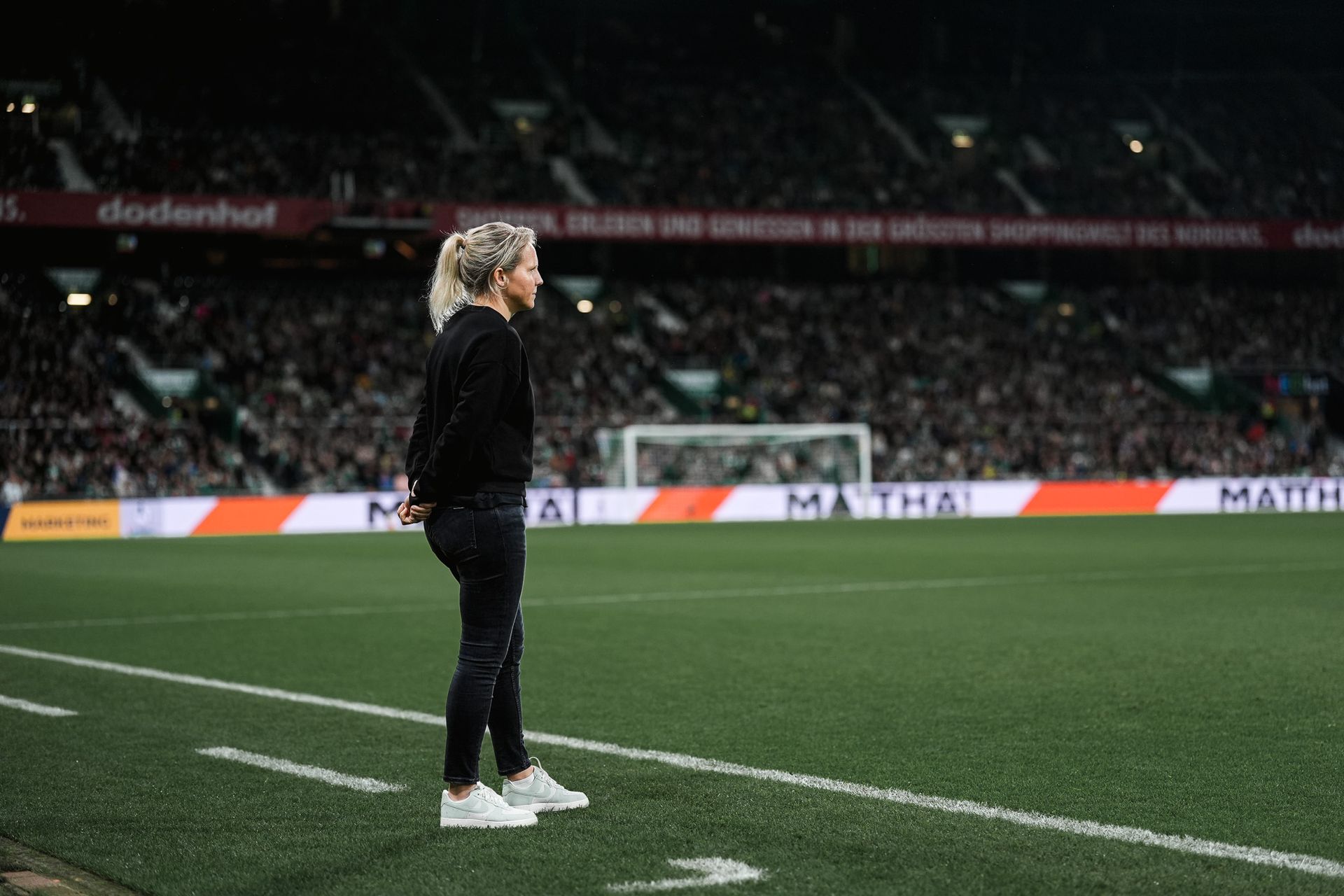 Fritzy Kromp steht im Weserstadion an der Seitenlinie.