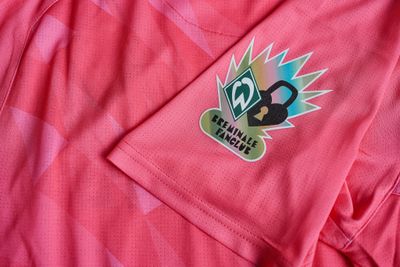 Ein Foto vom Trikot Third mit dem Breminale-Aufkleber auf dem Ärmel.