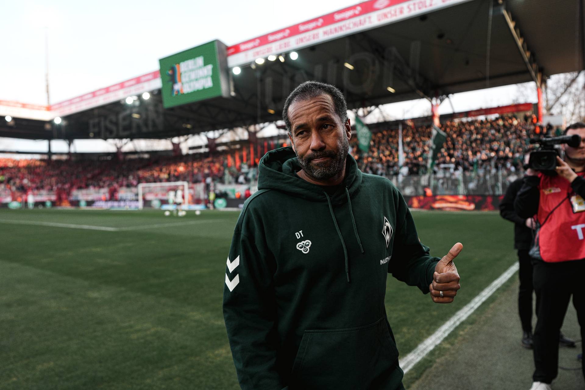 Daniel Thoiune zeigt den Daumen hoch im Stadion An der Alten Försterei.
