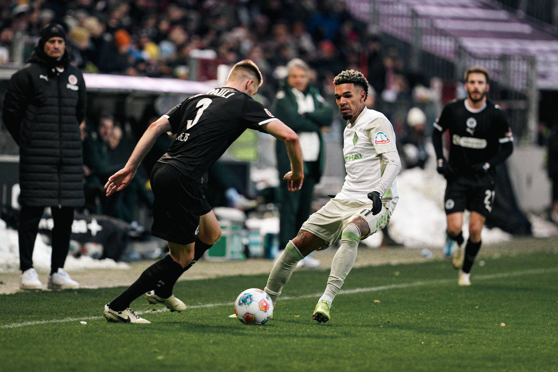 Justin Njinmah im Zweikampf mit Karol Mets.