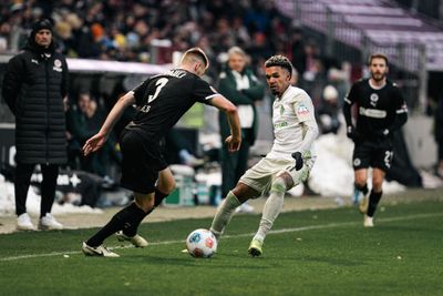 Justin Njinmah im Zweikampf mit Karol Mets.