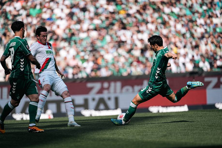 Sugawara holt zum Schuss aus.