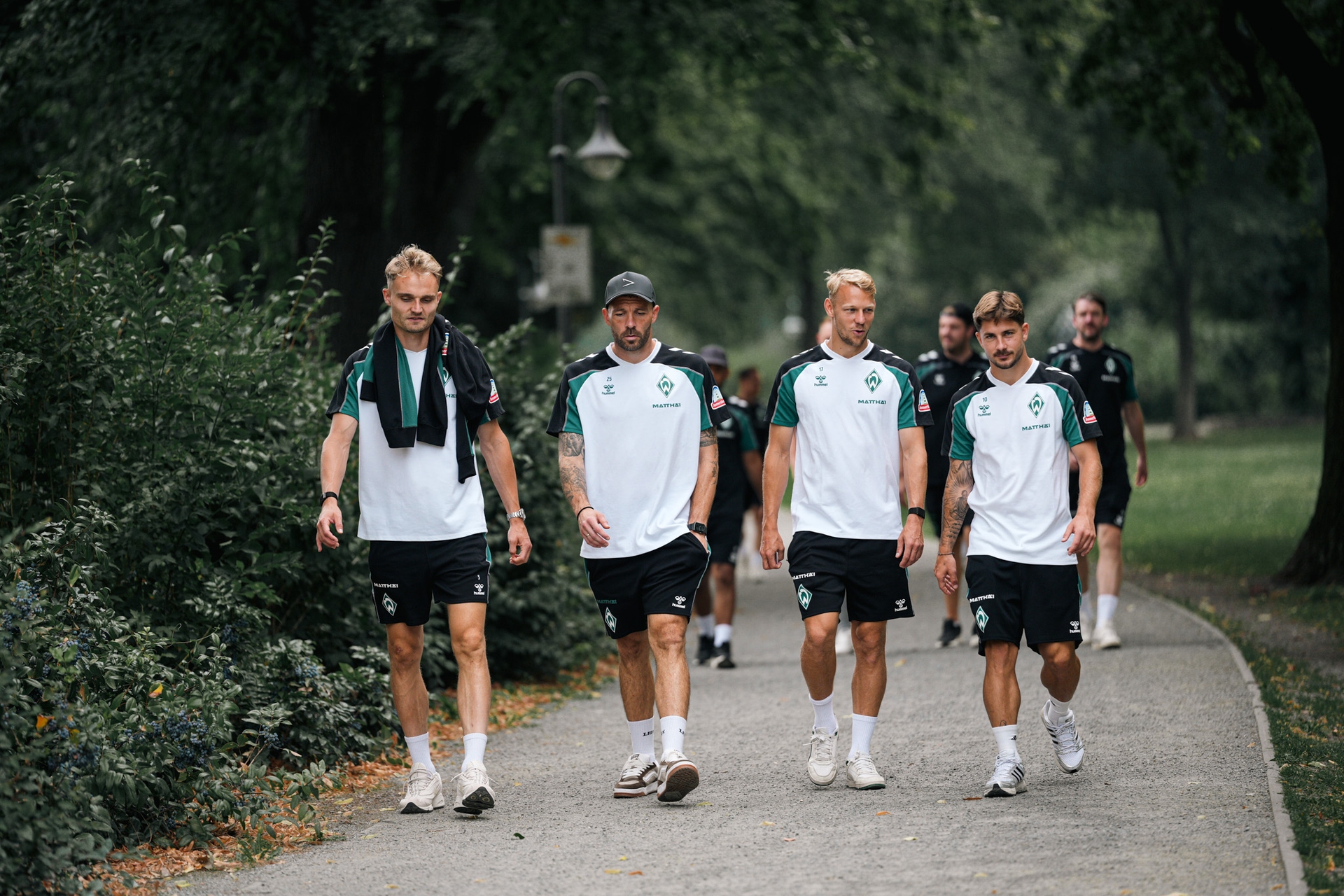 Die Spieler beim Spaziergang durch Cottbus.