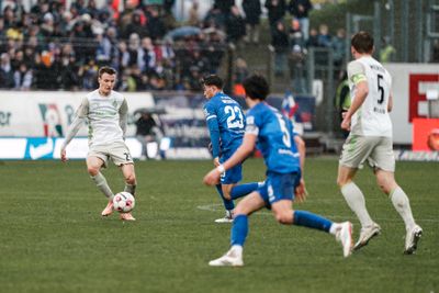 Ole Schulz passt den Ball.