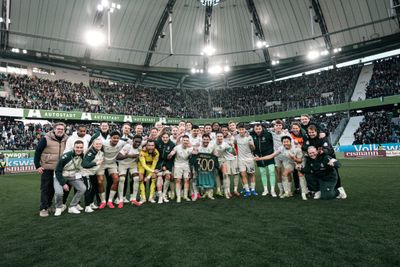 Die Mannschaft hält das Trikot von Bittencourt mit der 300 hoch.