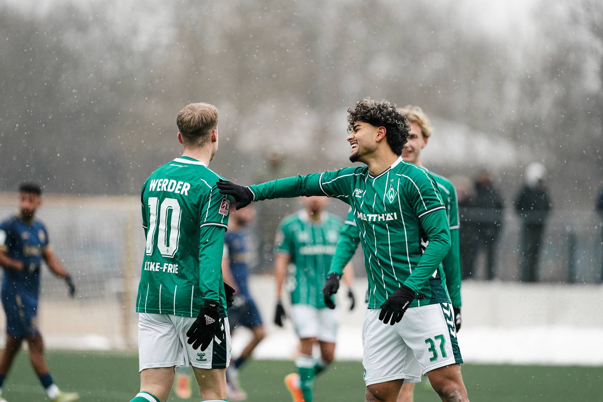 Benjamin Atiabou und Dennis Lütke-Frie freuen sich über ein Tor.