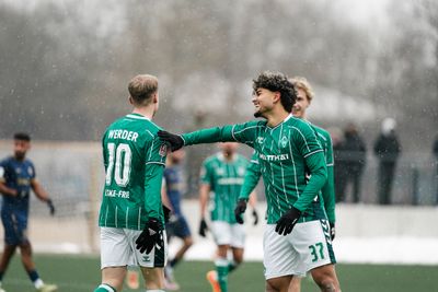 Benjamin Atiabou und Dennis Lütke-Frie freuen sich über ein Tor.
