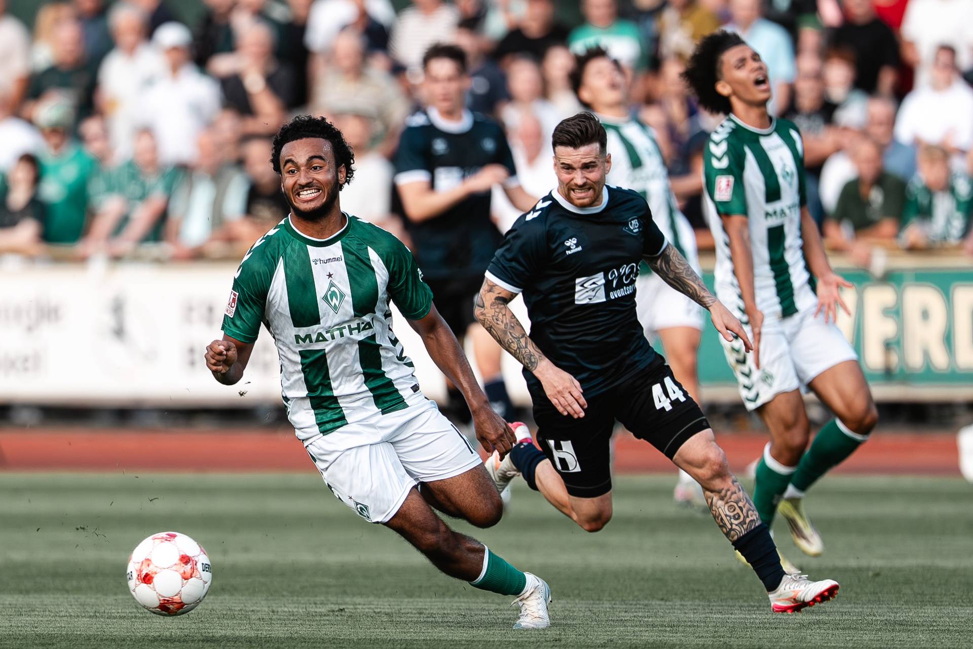 Mario Mbassi läuft dem Ball hinterher.