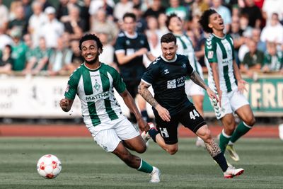 Mario Mbassi läuft dem Ball hinterher.