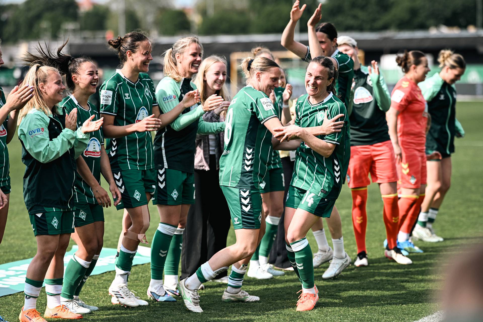 Michaela Brandenburg & Co. feiern vor der Kurve mit den Fans.