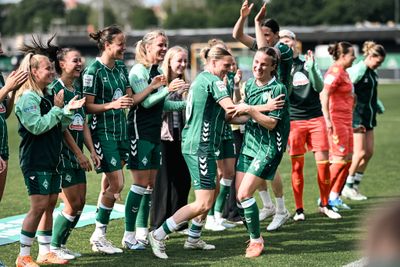 Michaela Brandenburg & Co. feiern vor der Kurve mit den Fans.