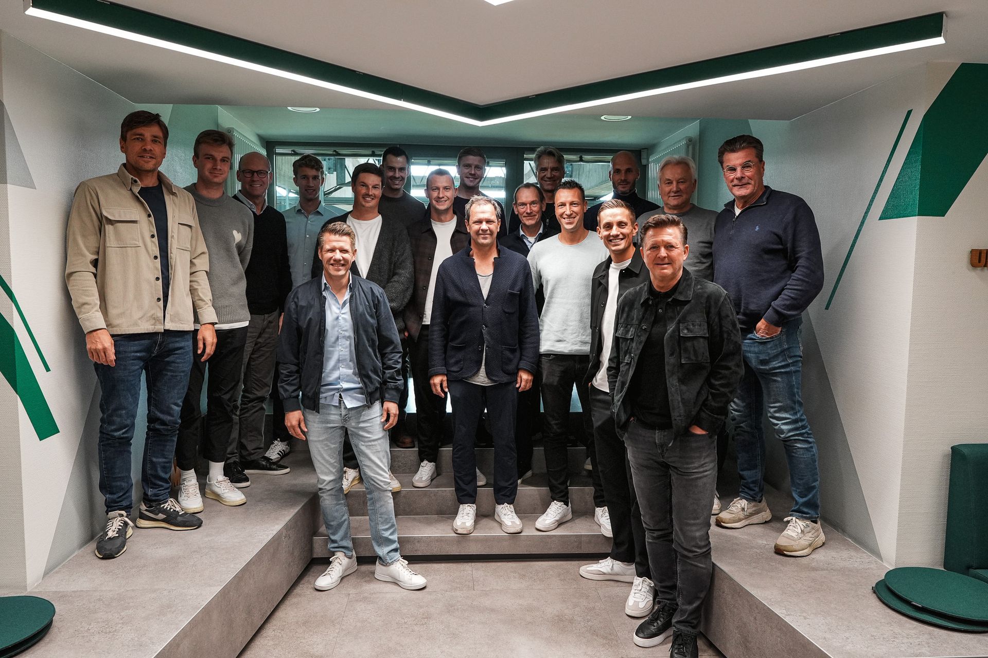 Ein Gruppenfoto der Trainer und Schiedsrichter im Weserstadion.