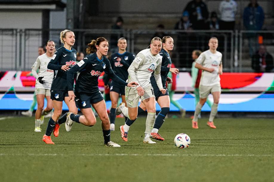 Lina Hausicke mit Blick auf den Ball, um sie herum Hoffenheim-Spielerinnen.