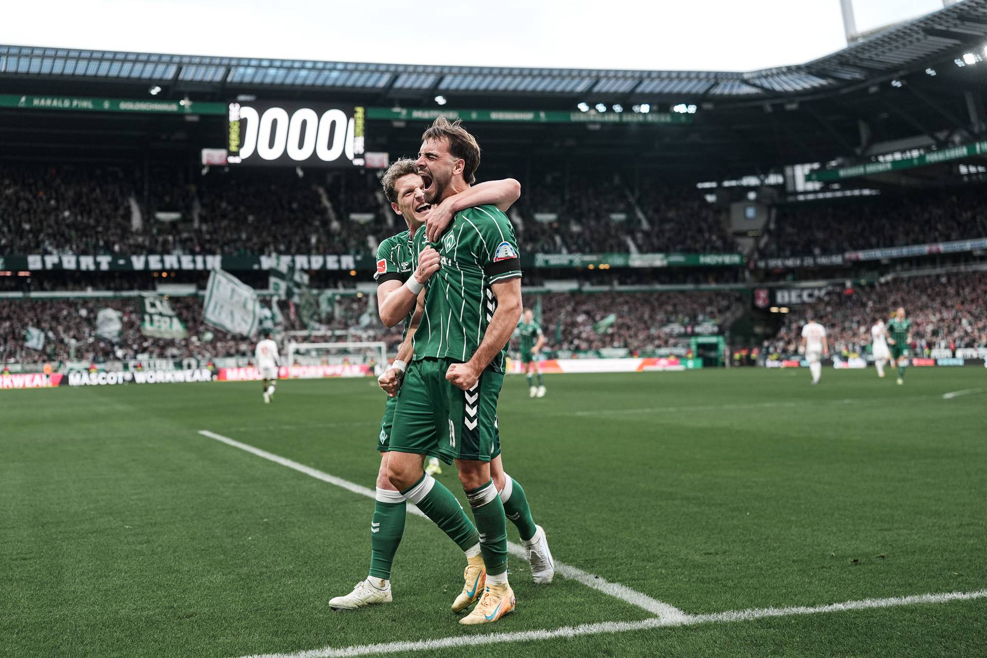 Jovan Milosevic jubelt nach seinem Tor gegen den 1. FC Heidenheim.