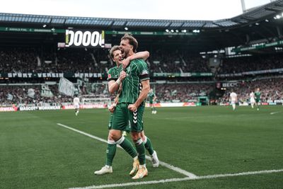 Jovan Milosevic jubelt nach seinem Tor gegen den 1. FC Heidenheim.