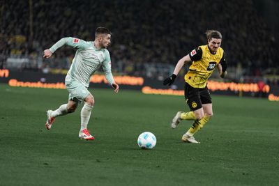 Romano Schmid im Laufduell neben Landsmann Marcel Sabitzer.