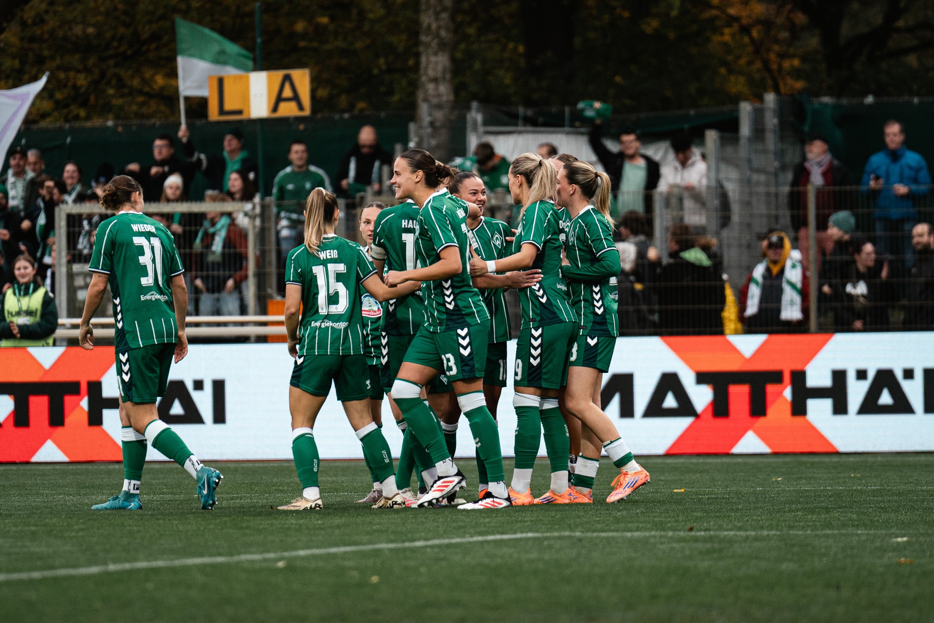 Die WERDERFRAUEN bejubeln im Kreis ein Tor von Maja Sternad auf Platz 11.
