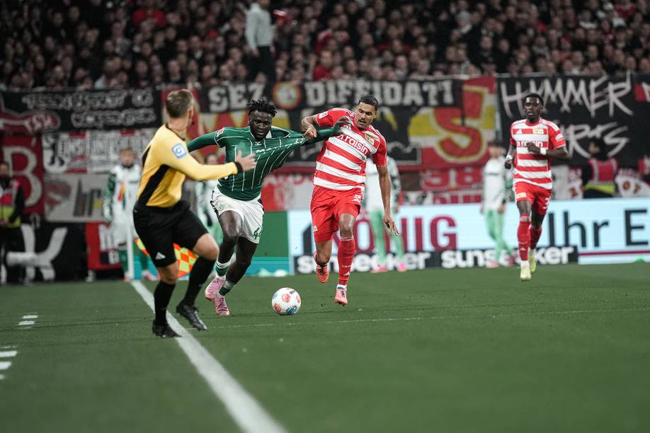 Victor Boniface im Duell mit Danilho Doekhi.