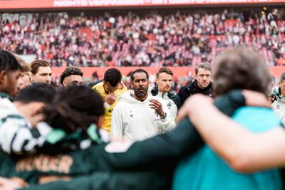 Daniel Thioune spricht im Mannschaftskreis zu seinem Team.