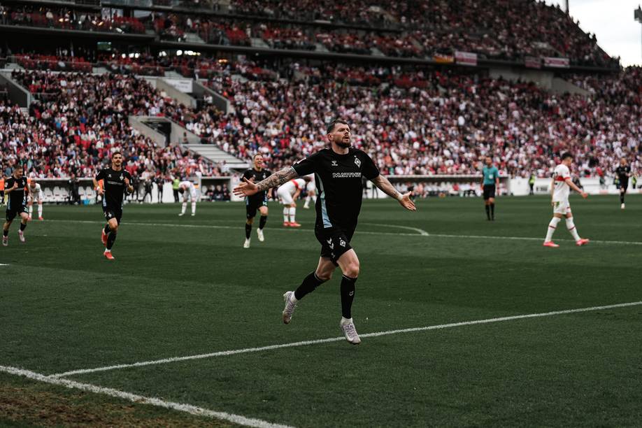 Oliver Burke dreht nach seinem Siegtor in Stuttgart zum Jubeln ab.