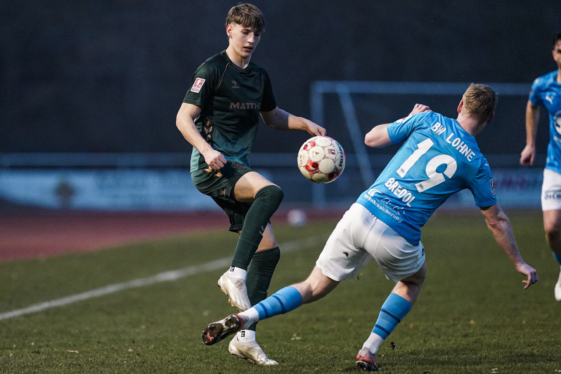 Luca Höcker im Zweikampf.