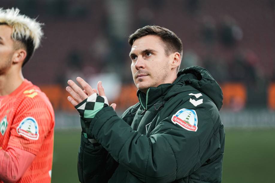 Maximilian Wöber klatscht in die Hände und blickt in Richtung der Gästekurve.