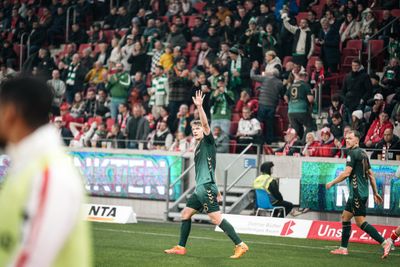 Jens Stage jubelt nach seinem Tor und winkt in Richtung Gästeblock.