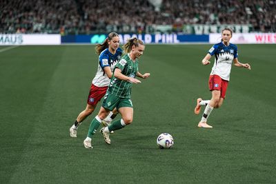 Michelle Weiß ist im Weserstadion am Ball und wird von einer Hamburger Spielerin verfolgt.