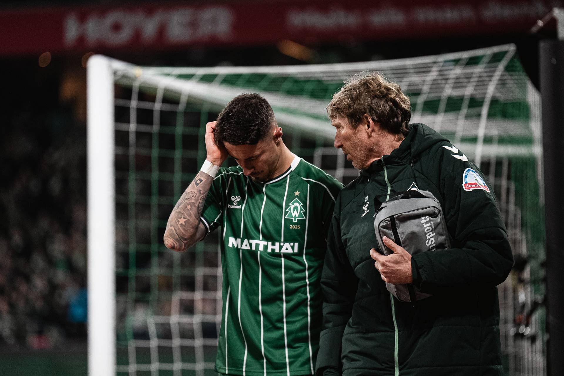 Marco Friedl geht mit schmerzhaftem Gesichtsausdruck an der Torauslinie entlang.