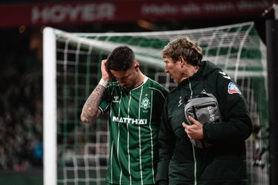 Marco Friedl geht mit schmerzhaftem Gesichtsausdruck an der Torauslinie entlang.
