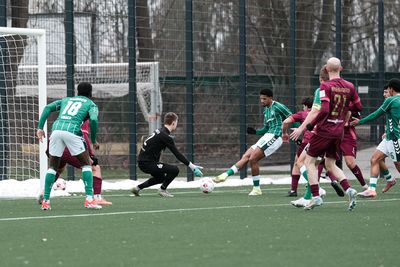 Salim Musah schießt aus kurzem Winkel auf den Keeper.