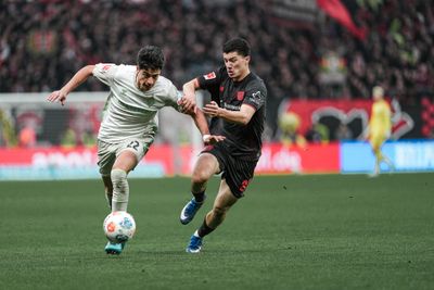 Julian Malatini im Duell mit Leverkusen Maza. Er hat den Ball am Fuß und wird von seinem Gegenspieler am Arm gepackt.