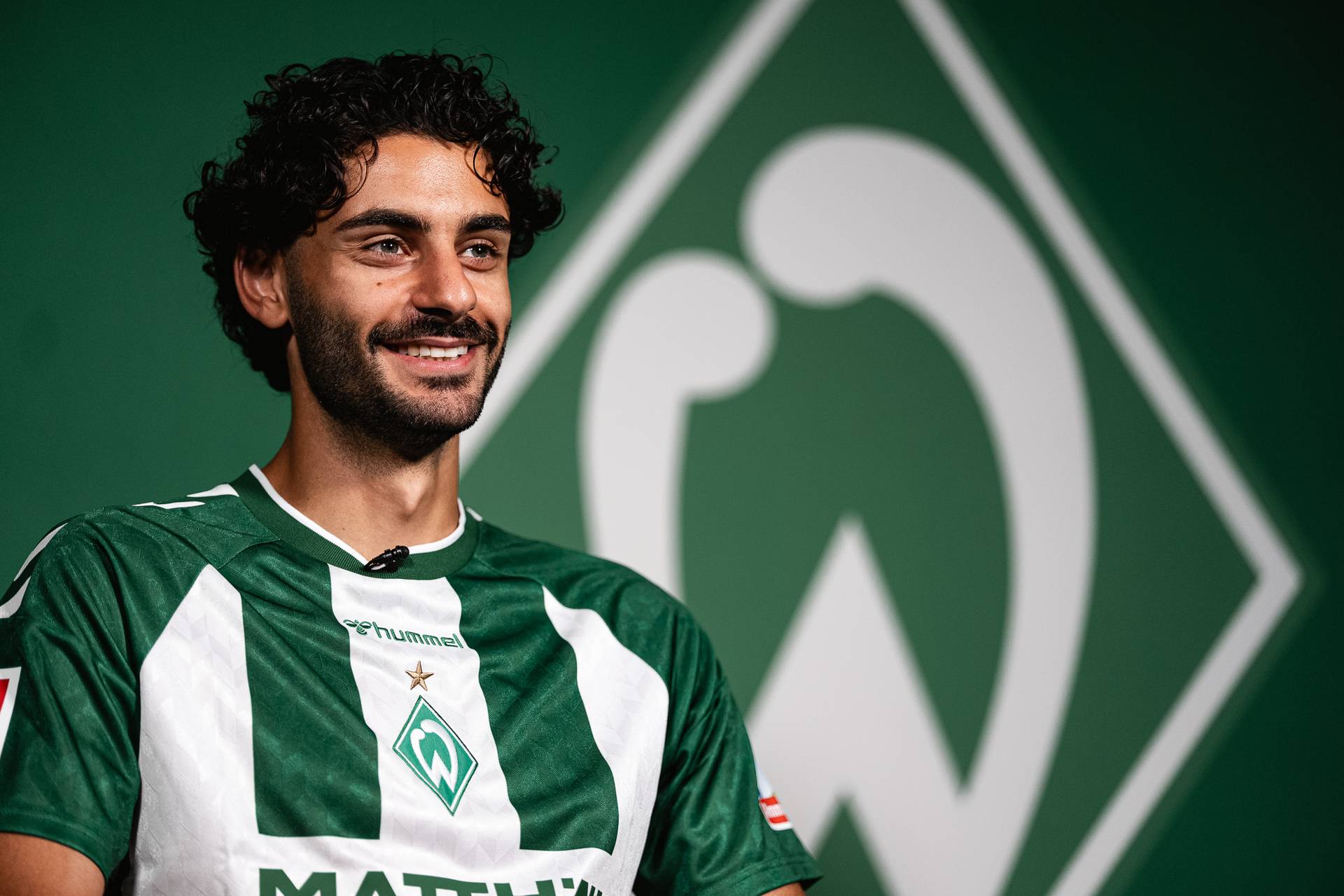 Eren Dinkci im Interview in einem Werder-Trikot.