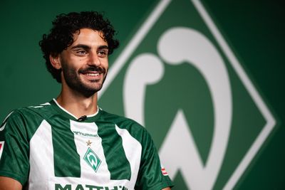 Eren Dinkci im Interview in einem Werder-Trikot.