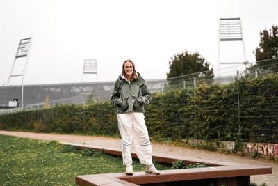 Die große Bühne gehört den WERDERFRAUEN. Die Grün-Weißen werden am Samstag, 11.10.2025, um 17.45 Uhr vor einer Vereinsrekordkulisse im Weserstadion das erste Nordderby der Frauen in der Google Pixel Frauen-Bundesliga gegen den Hamburger SV austragen. Mittelfeldspielerin Reena Wichmann ist in Bremen aufgewachsen und hat die Entwicklung des Frauenfußballs am Osterdeich miterlebt. Im WERDER.DE-Interview spricht die 27-Jährige über einmalige Erinnerungen, das Überwältigende dieser Erfahrung und die Rivalität mit den Rothosen.