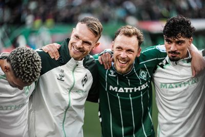 Njinmah, Groß, Lynen und Puertas im Arm beim Manntschaftskreis