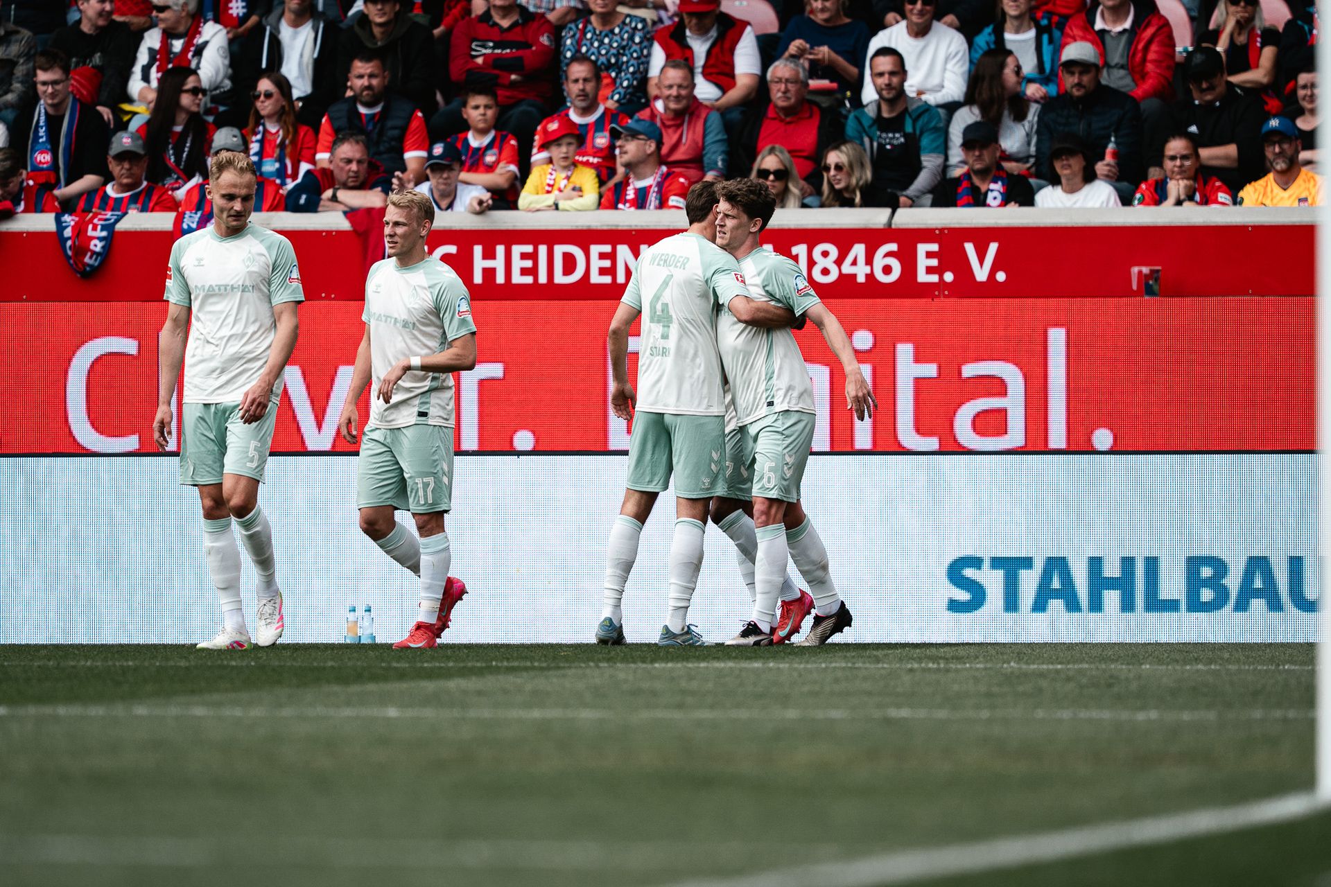 Amos Pieper, Marco Grüll, Niklas Stark und Jens Stage jubeln gegen den 1. FC Heidenheim.