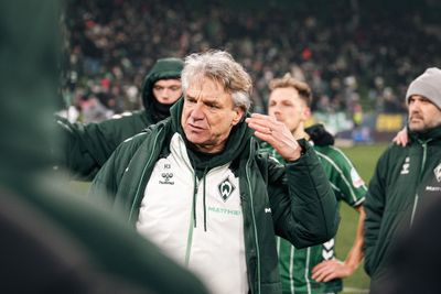 Horst Steffen spricht im Kreis zu seiner Mannschaft.
