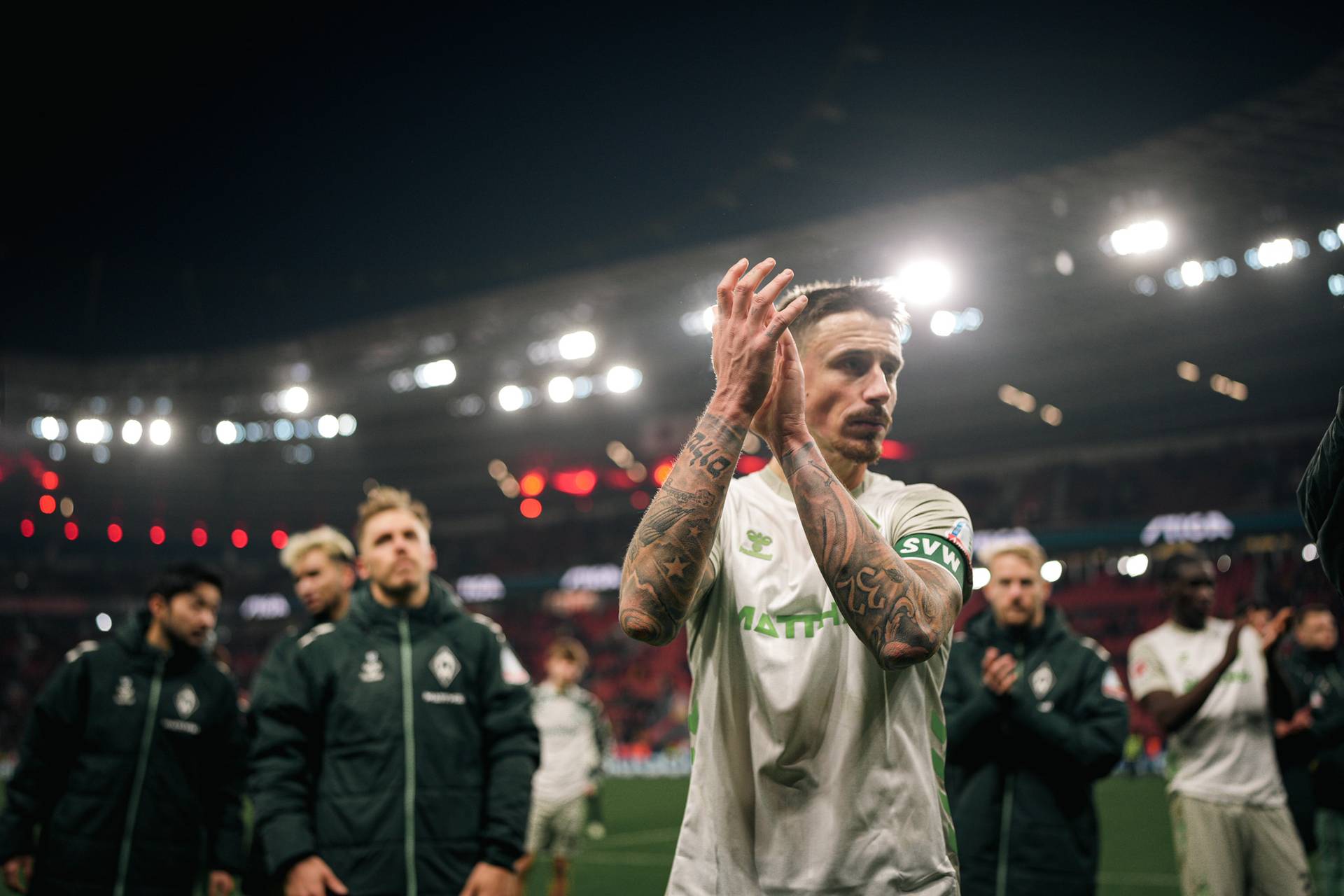 Marco Friedl klatscht vor der Gästekurve in die Hände.