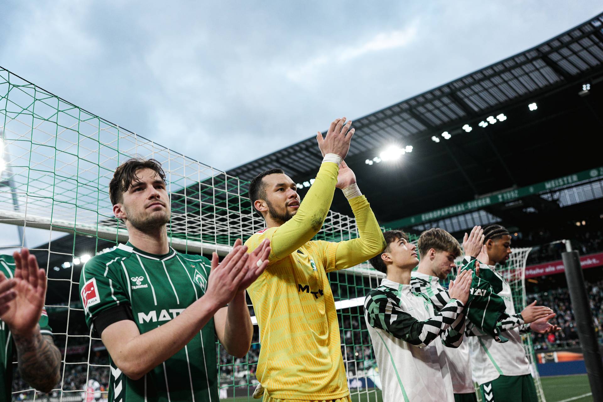 Mio Backhaus klatscht nach Abpfiff vor der Ostkurve in die Hände