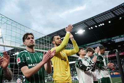 Mio Backhaus klatscht nach Abpfiff vor der Ostkurve in die Hände