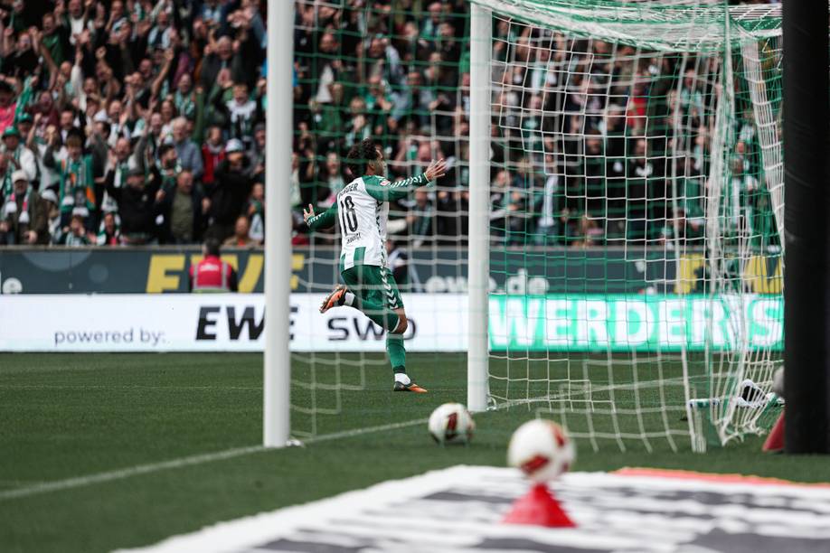 Eren Dinkci dreht nach seinem Führungstreffer zu Jubel ab.