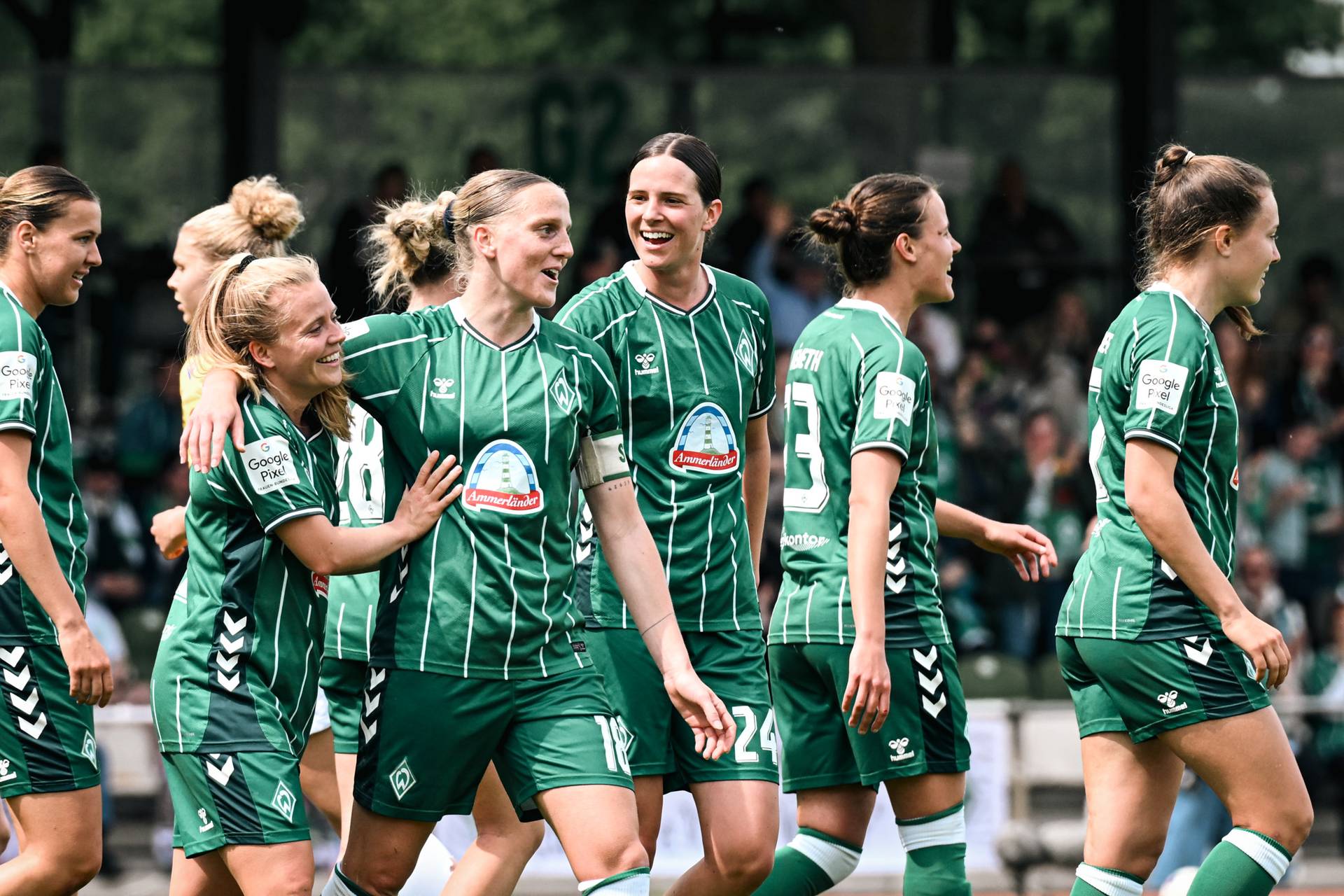Die Spielerinnen jubeln nach einem Tor.