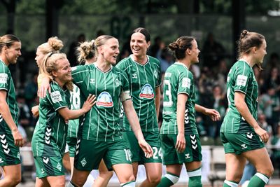 Die Spielerinnen jubeln nach einem Tor.